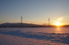 夕焼けに照らされる雪面