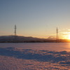 夕焼けに照らされる雪面