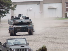 10式戦車　進入