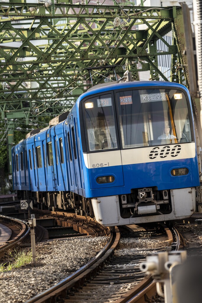 青い京急の電車