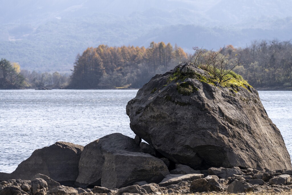 転がる岩