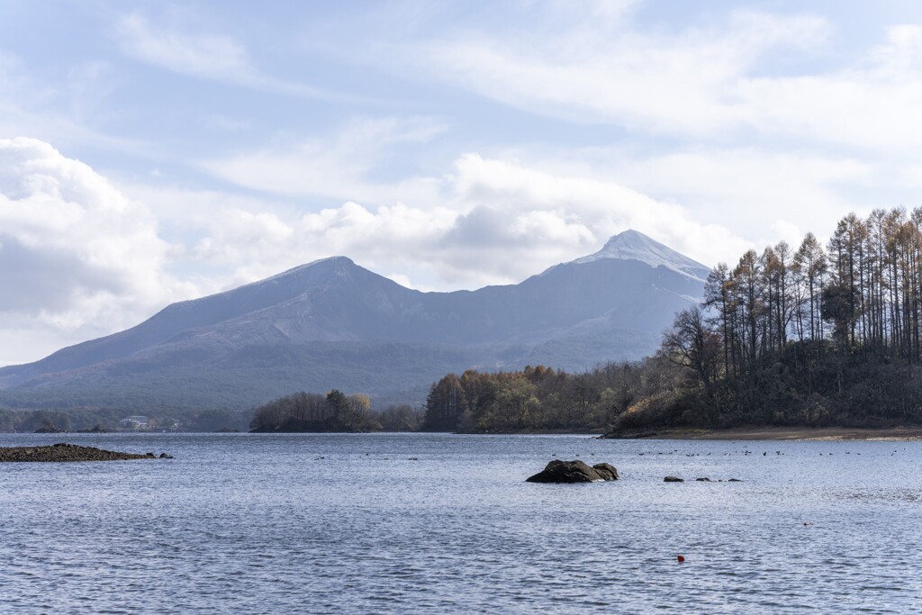 桧原湖から見る磐梯山