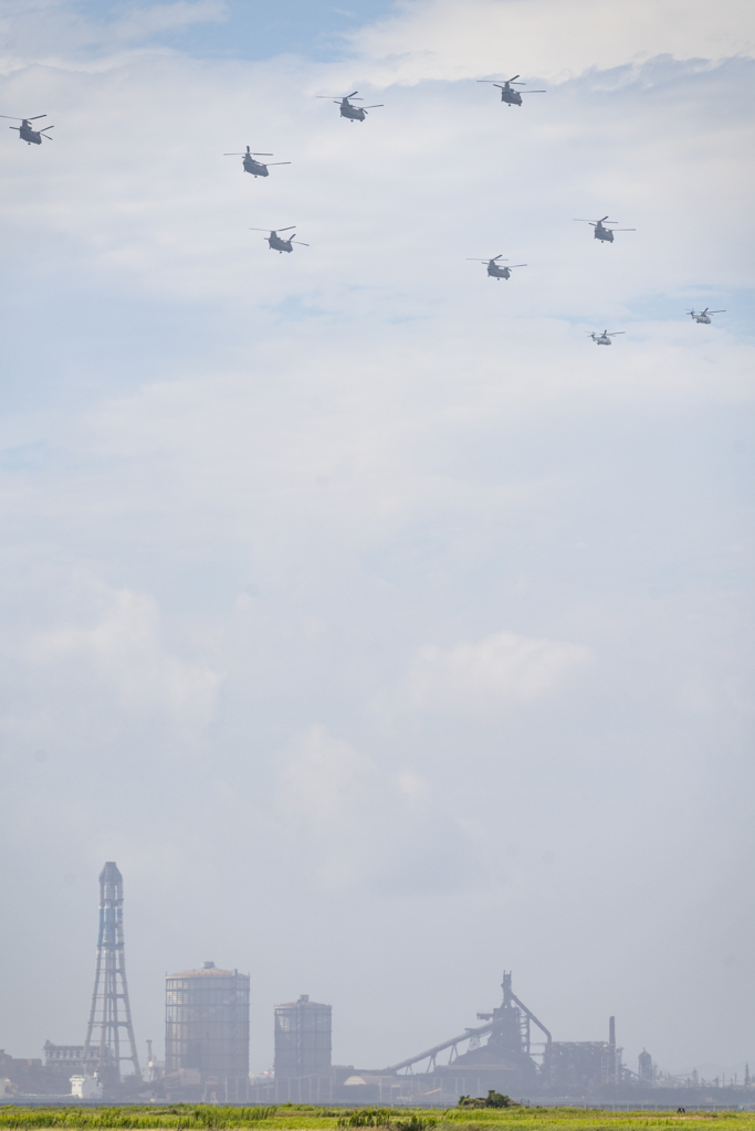 木更津上空を飛ぶ大ヘリコプター編隊