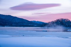 凍てつく桧原湖の朝焼け