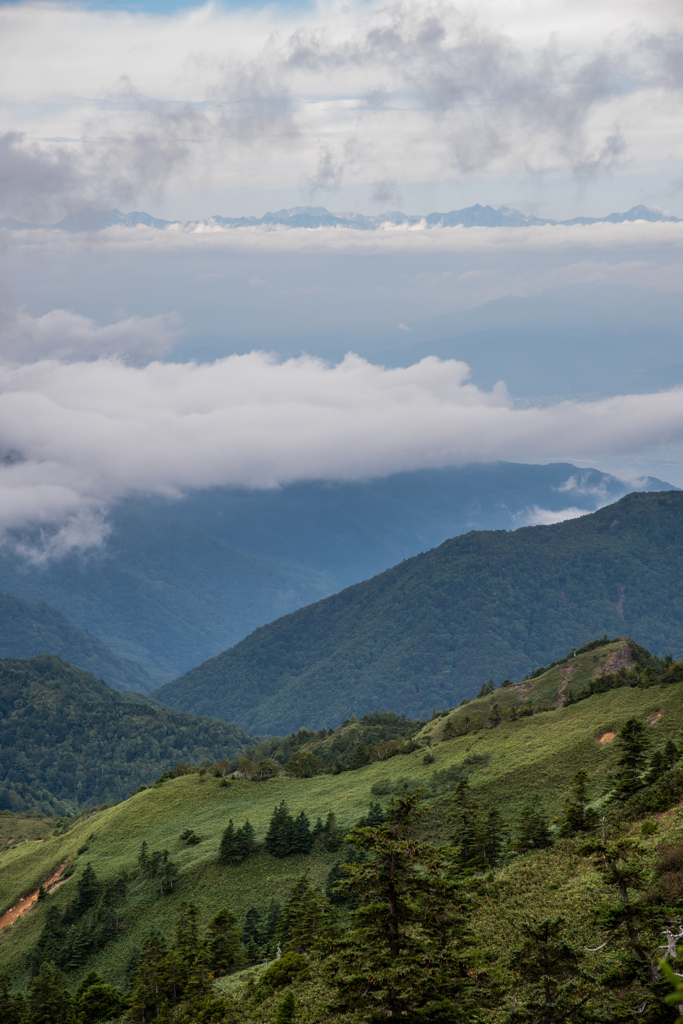 山を挟み山を望む