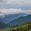 山を挟み山を望む