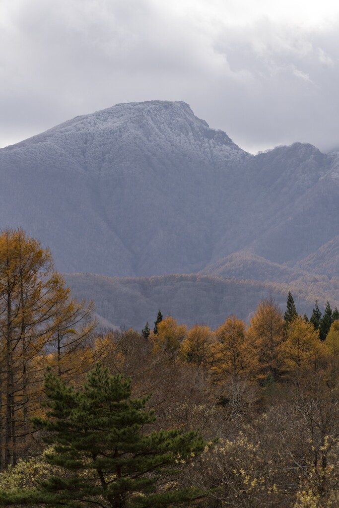 紅葉と白くなった磐梯山