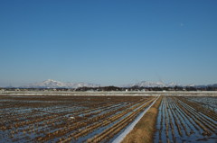 雪山と有明の月