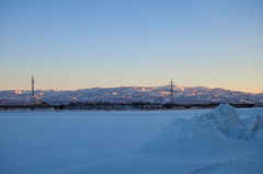 夕日に照らされる山々