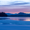 冬の桧原湖、朝を待つ