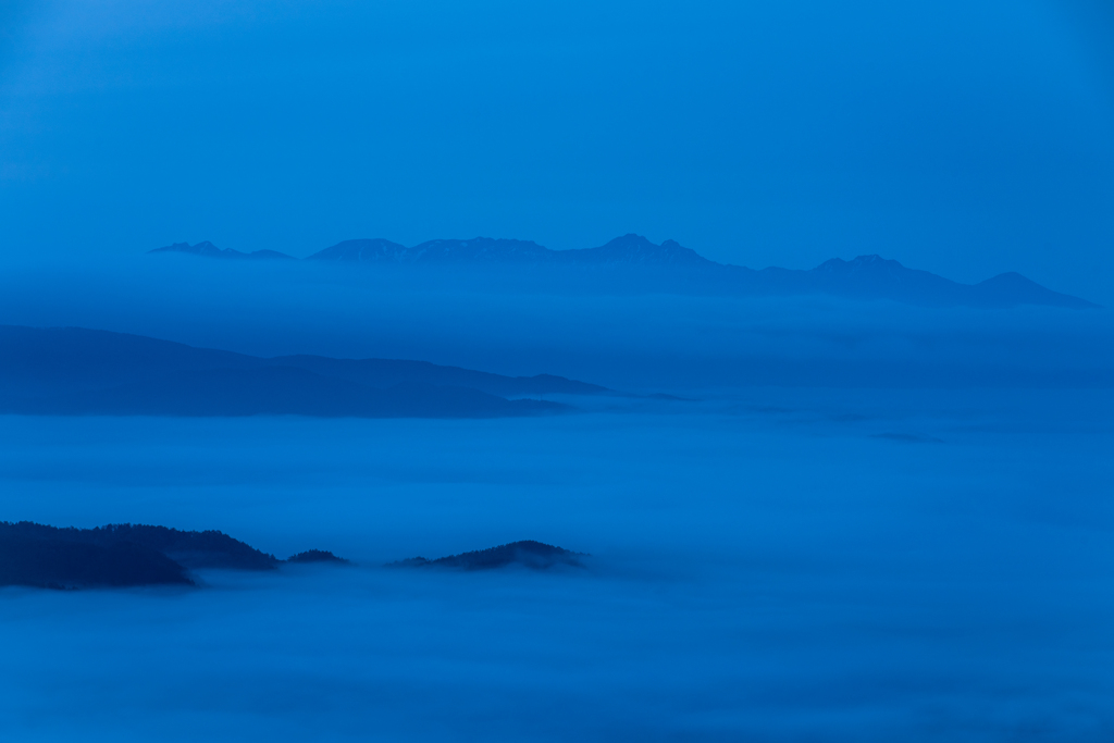 雲海の先にそびえる山並み