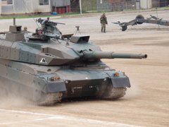 10式戦車　射撃体制