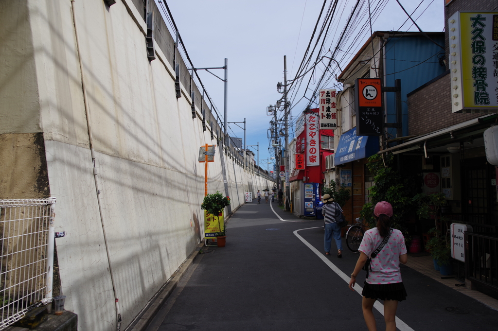 新宿散歩2 大久保駅の脇
