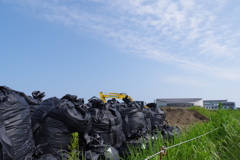 震災遺構とフレコンバッグ