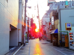 飲み屋街の夕日