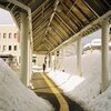 雪は降るが日射しあり
