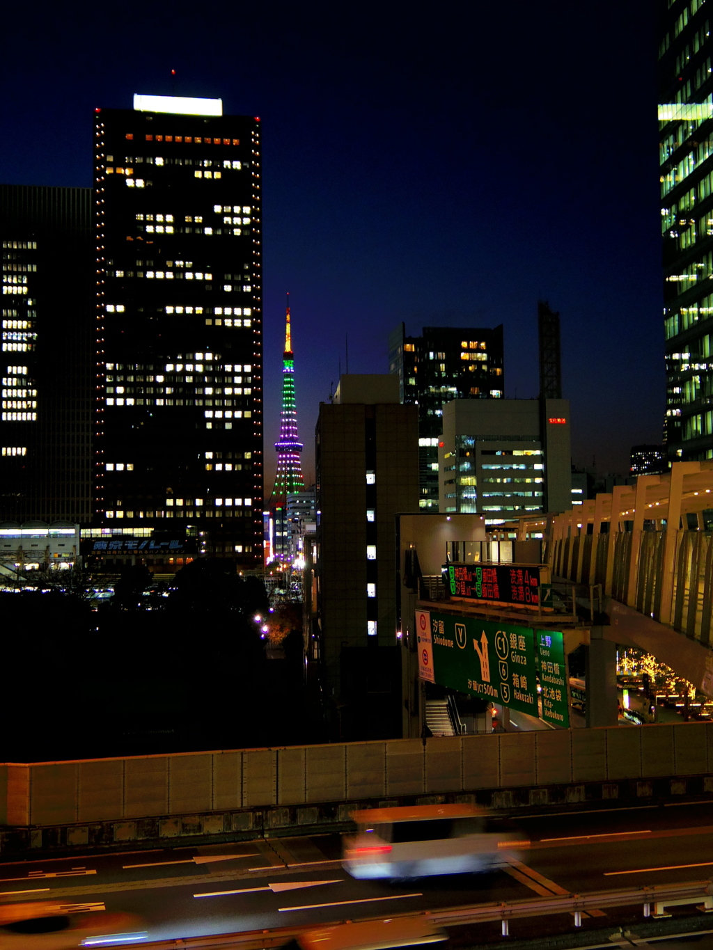 竹芝通りの隙間から東京タワーを