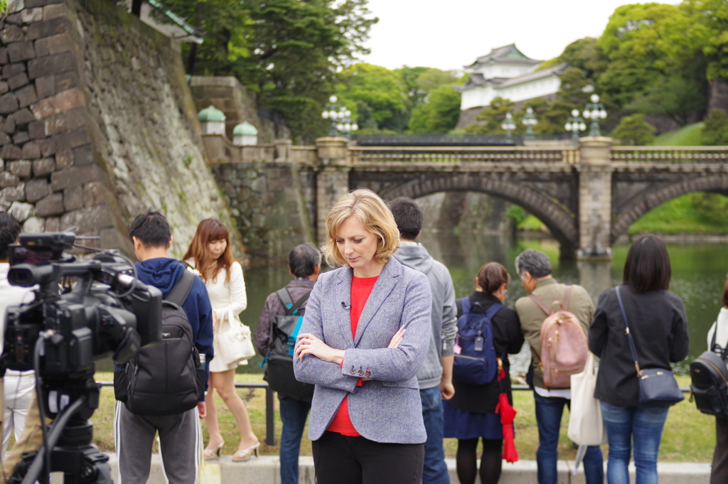 二重橋前のBBCスタッフ