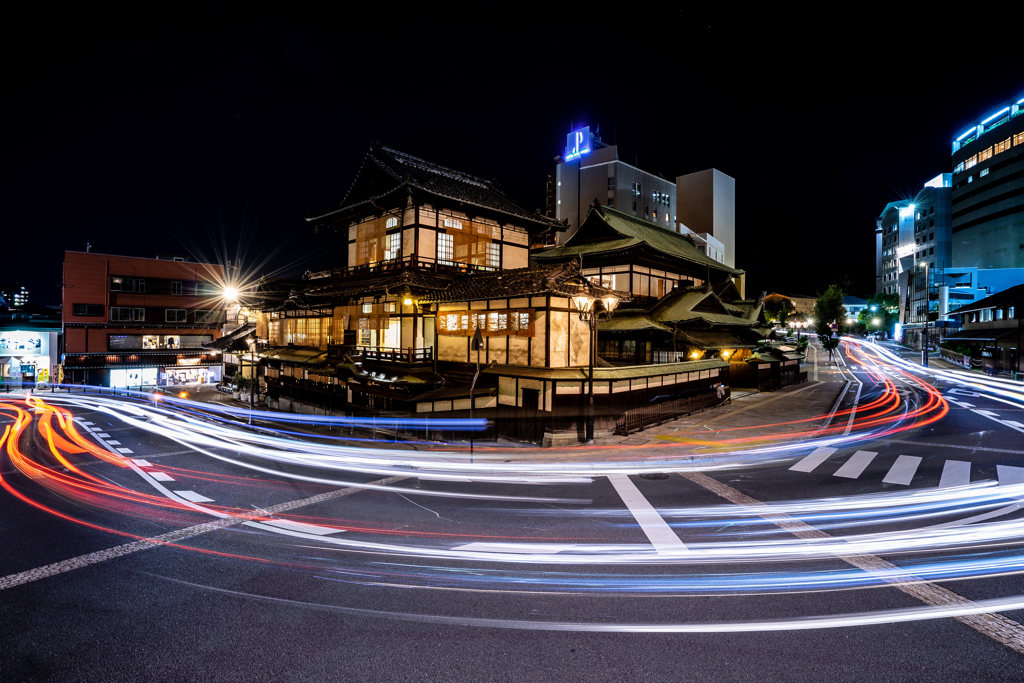 古湯を囲む現代の光跡