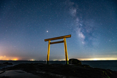 つぶて浦の鳥居と天の川