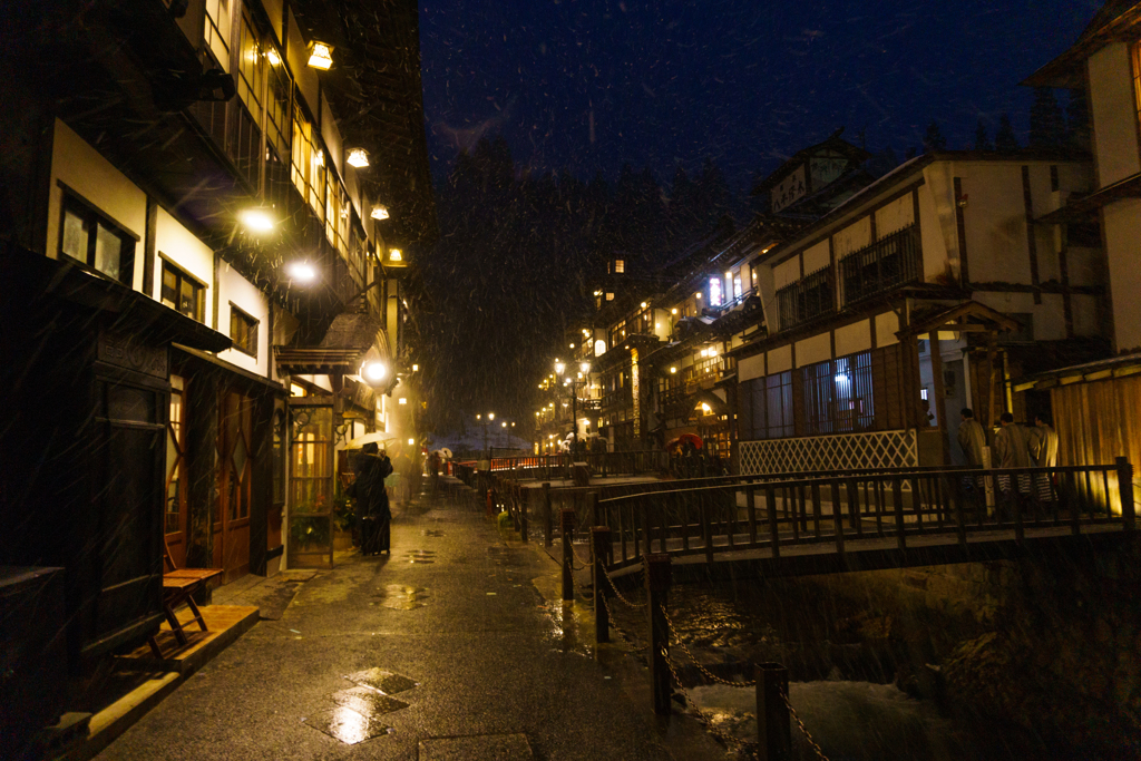 雪降りしきる銀山温泉