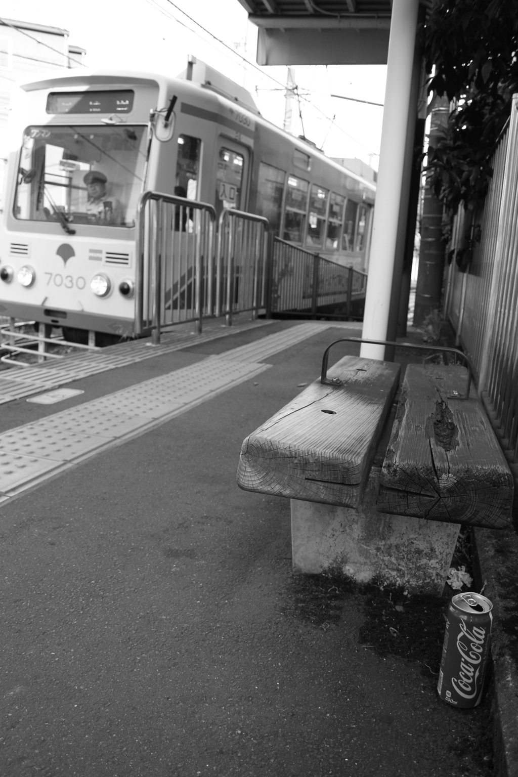 都電とコカ・コーラの空き缶