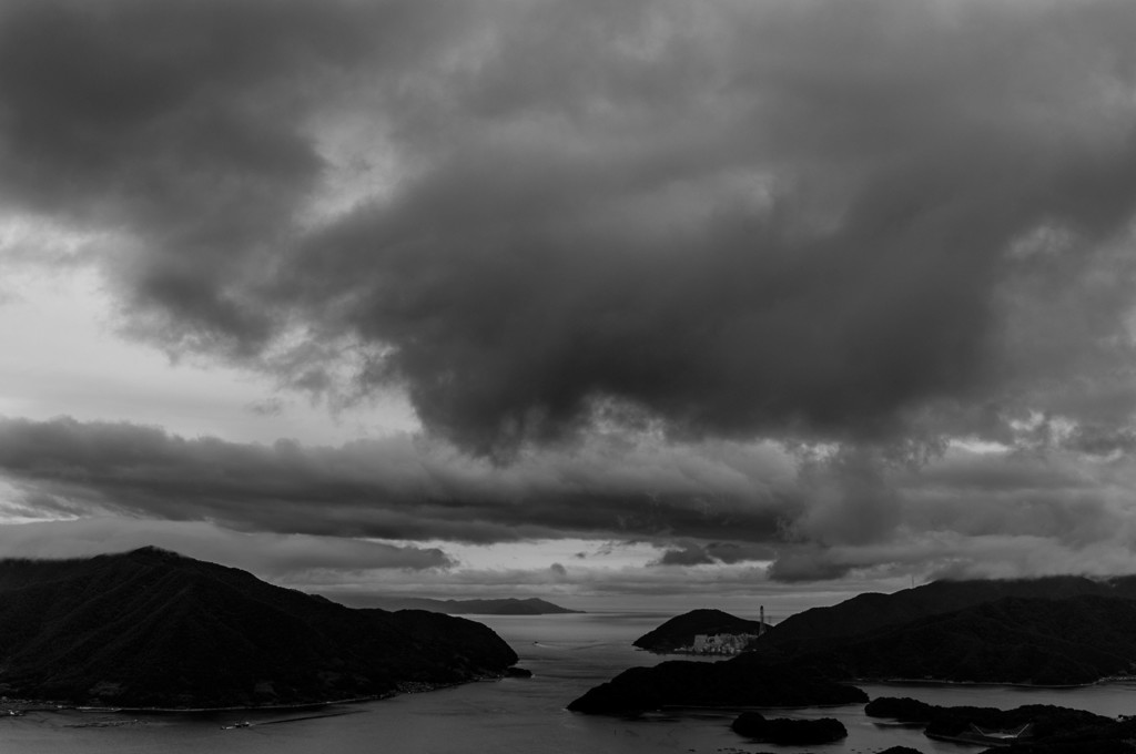 隠そうとする雲