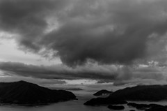 隠そうとする雲