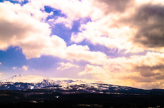 春を待つ山、鳥海山