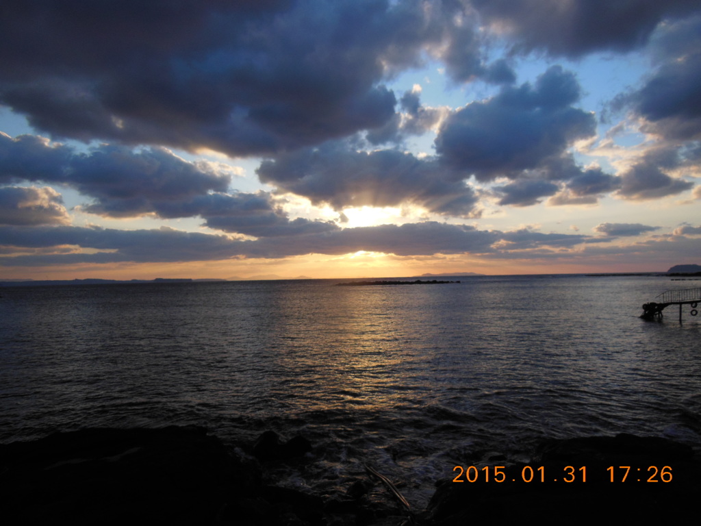 海に沈み行く太陽