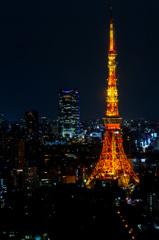 闇夜に建つ