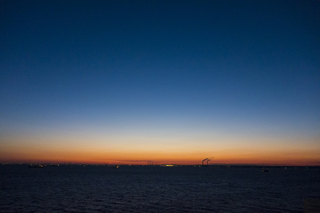 夜明けの海