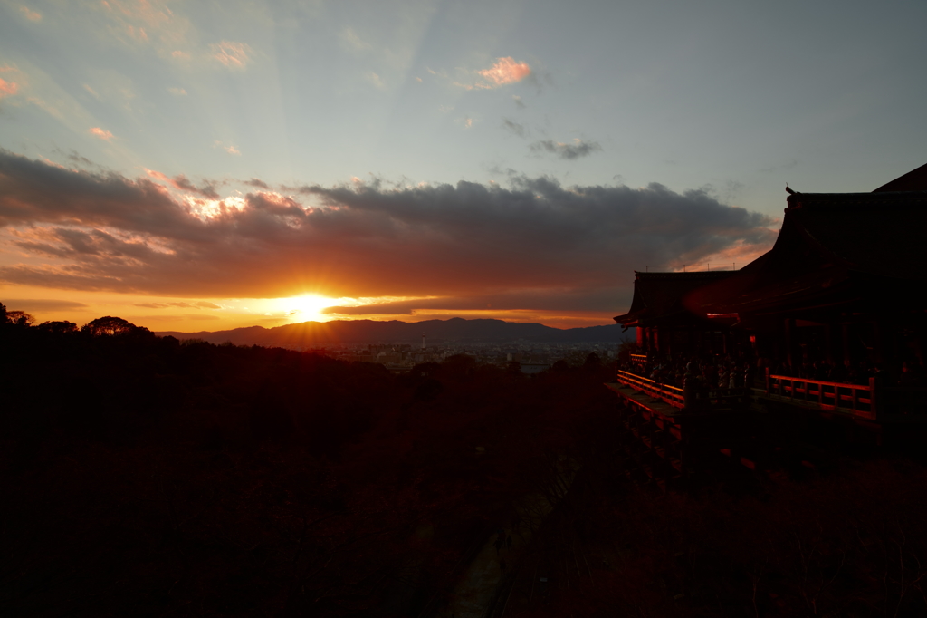 清水を染める夕陽