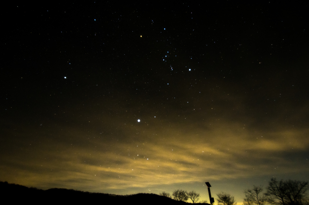 オリオン座の昇る夜空