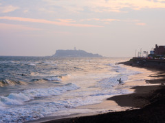 江の島とサーファー