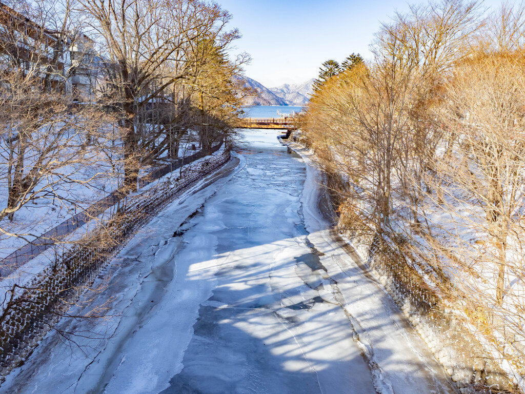 凍る川