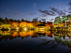 日本庭園の夕暮れ