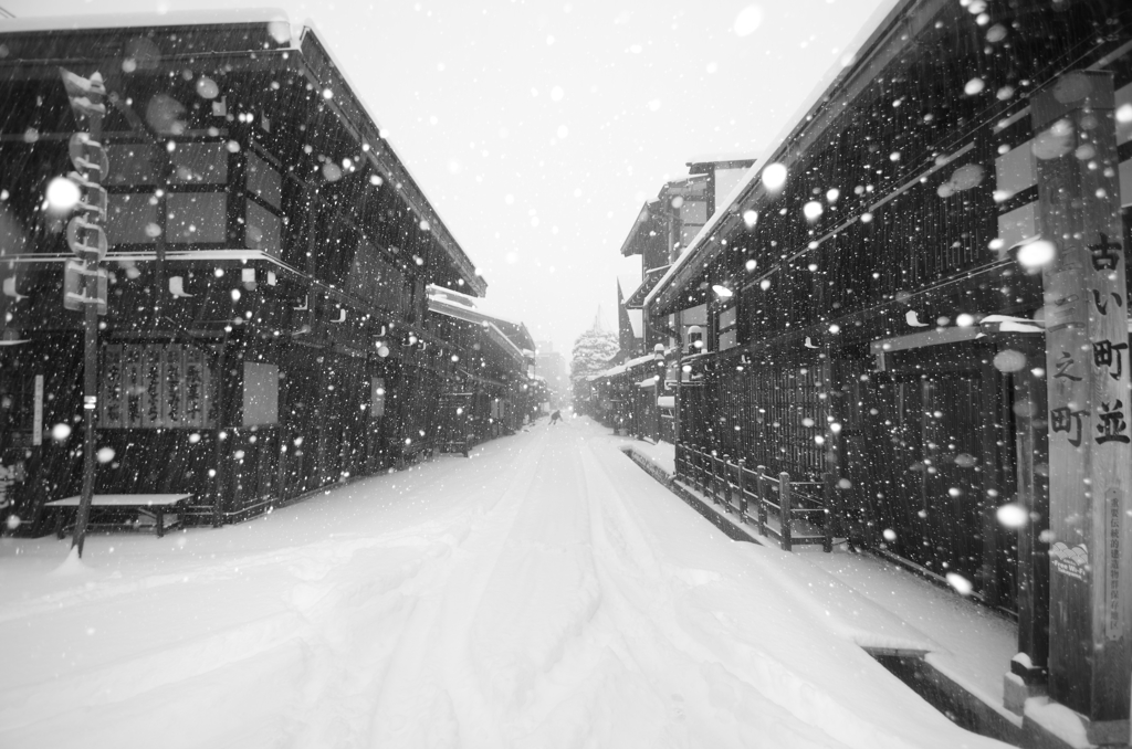 やっと冬らしい高山