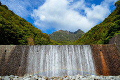 小さな虹のある風景