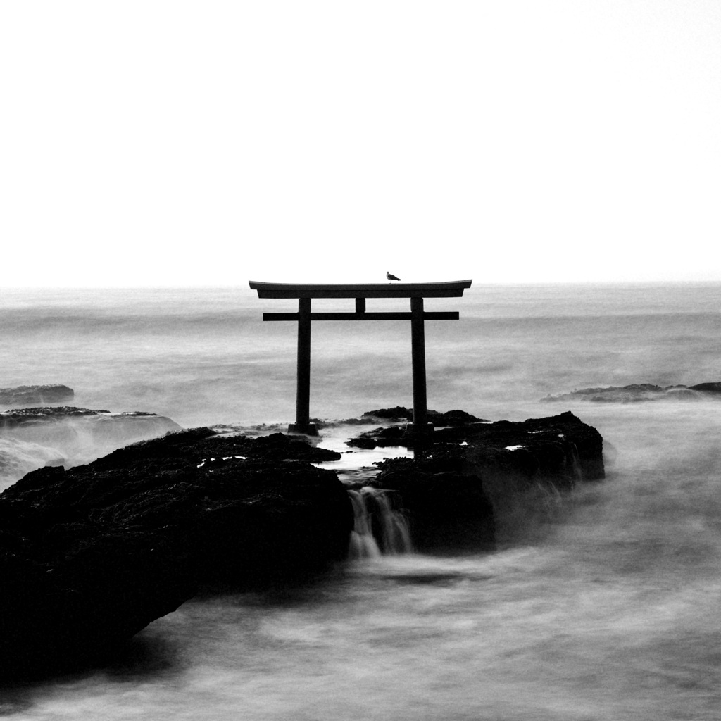 波間の鳥居