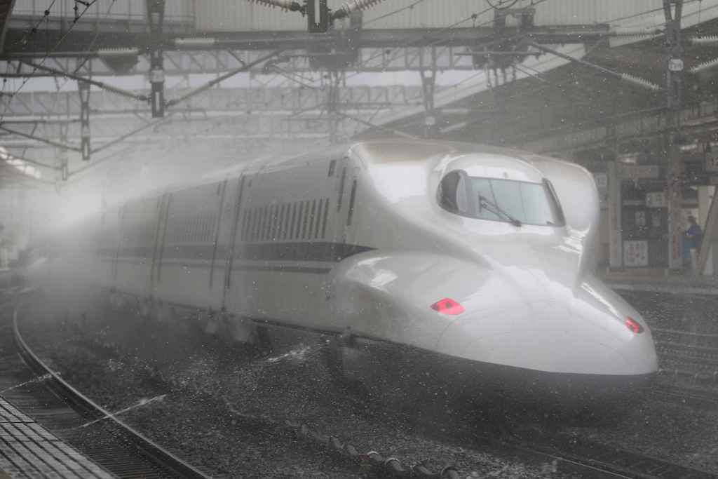 雪の中の新幹線①