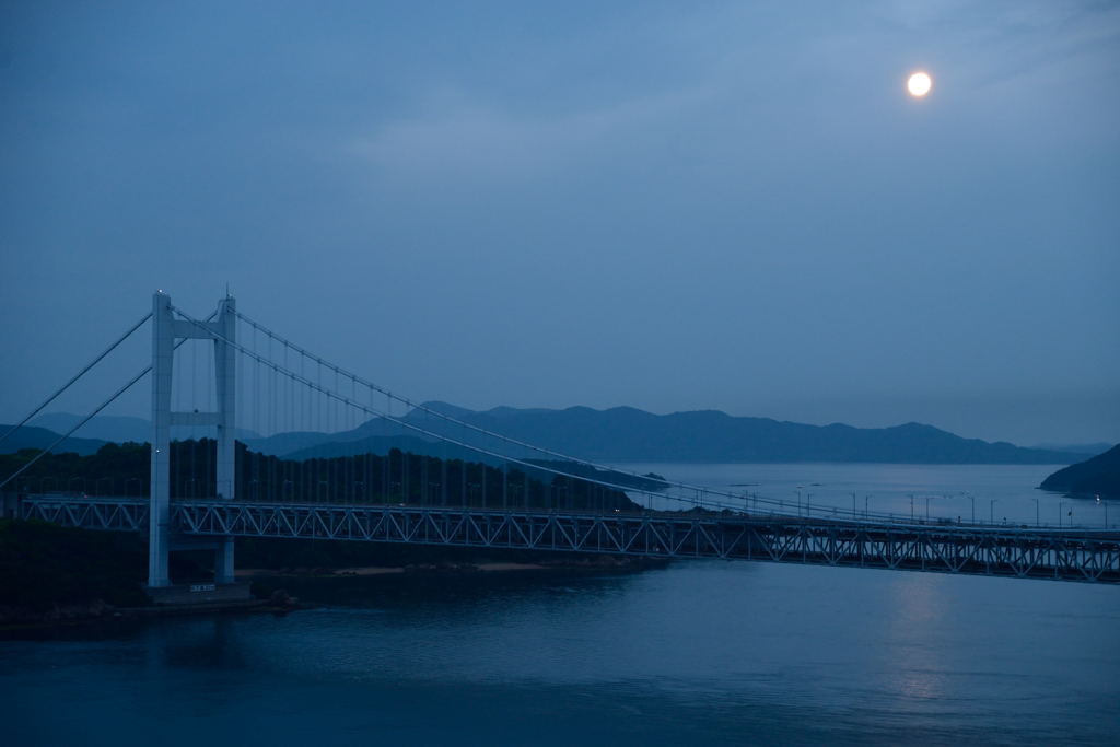 月と瀬戸大橋