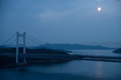 月と瀬戸大橋