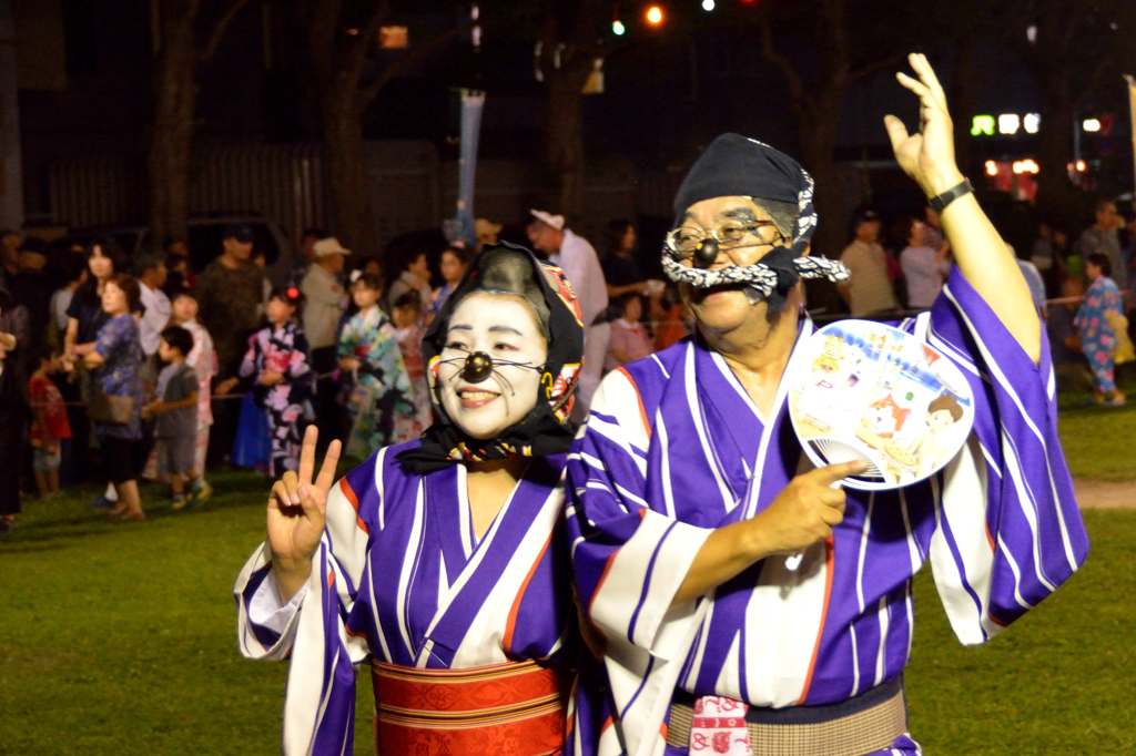 ふらり散歩　町内の盆踊り　粋なお二人