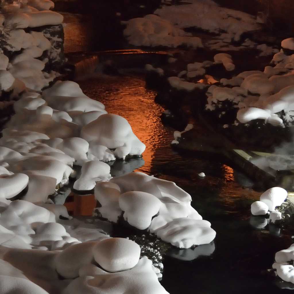 ぷらっと旅　雪岩の光と影と灯