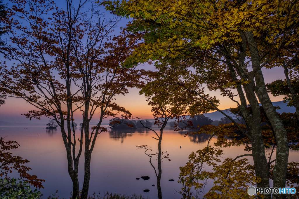 朝の大沼と紅葉