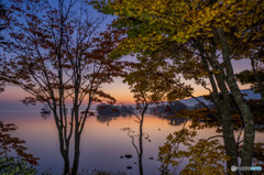朝の大沼と紅葉