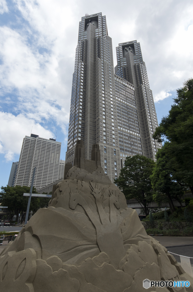 新宿にキングギドラ出没