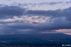 雲間から