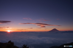 日の出と雲海富士